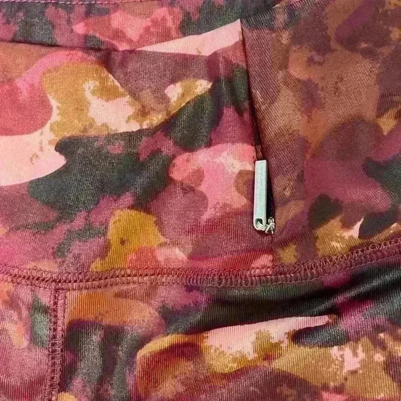 TAHARI Women’s High Waist Full Length Leggings in Red Wine Camo size Small- NWT - Picture 3 of 7